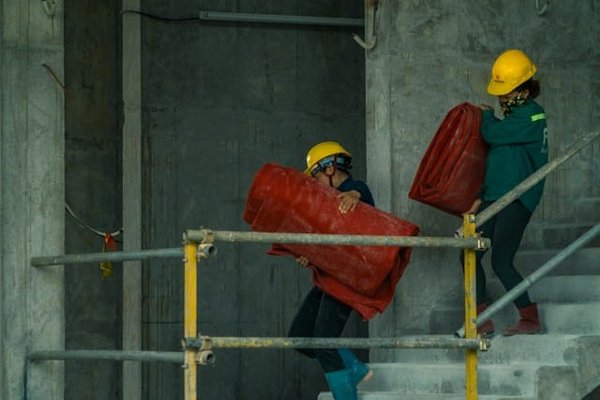 Comment choisir un service de nettoyage de vitres pour bâtiments professionnels ?